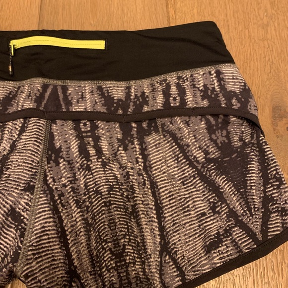 Lululemon Serpents Orignal speed short size 6 - Picture 4 of 6